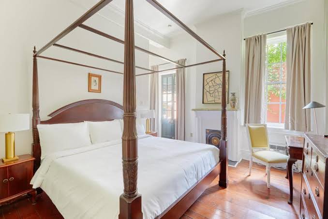 Four poster guest room