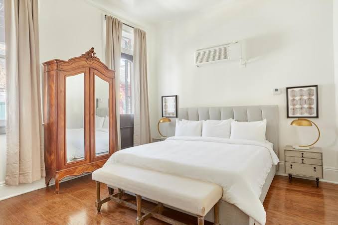 Maison de Ville guest room
